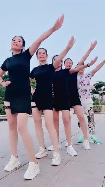 娱乐吃瓜美女图片,揭秘吃瓜美女的爆红之路  第3张