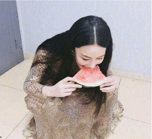 娱乐吃瓜酱依赖感,揭秘现代人的精神依赖与心理探索  第1张