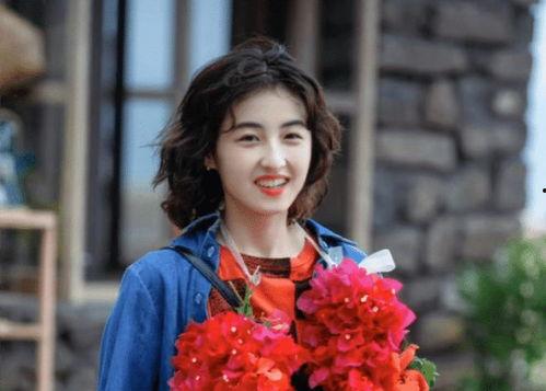 娱乐吃瓜女艺人进团,吃瓜女艺人华丽转身，加盟热门团体  第2张